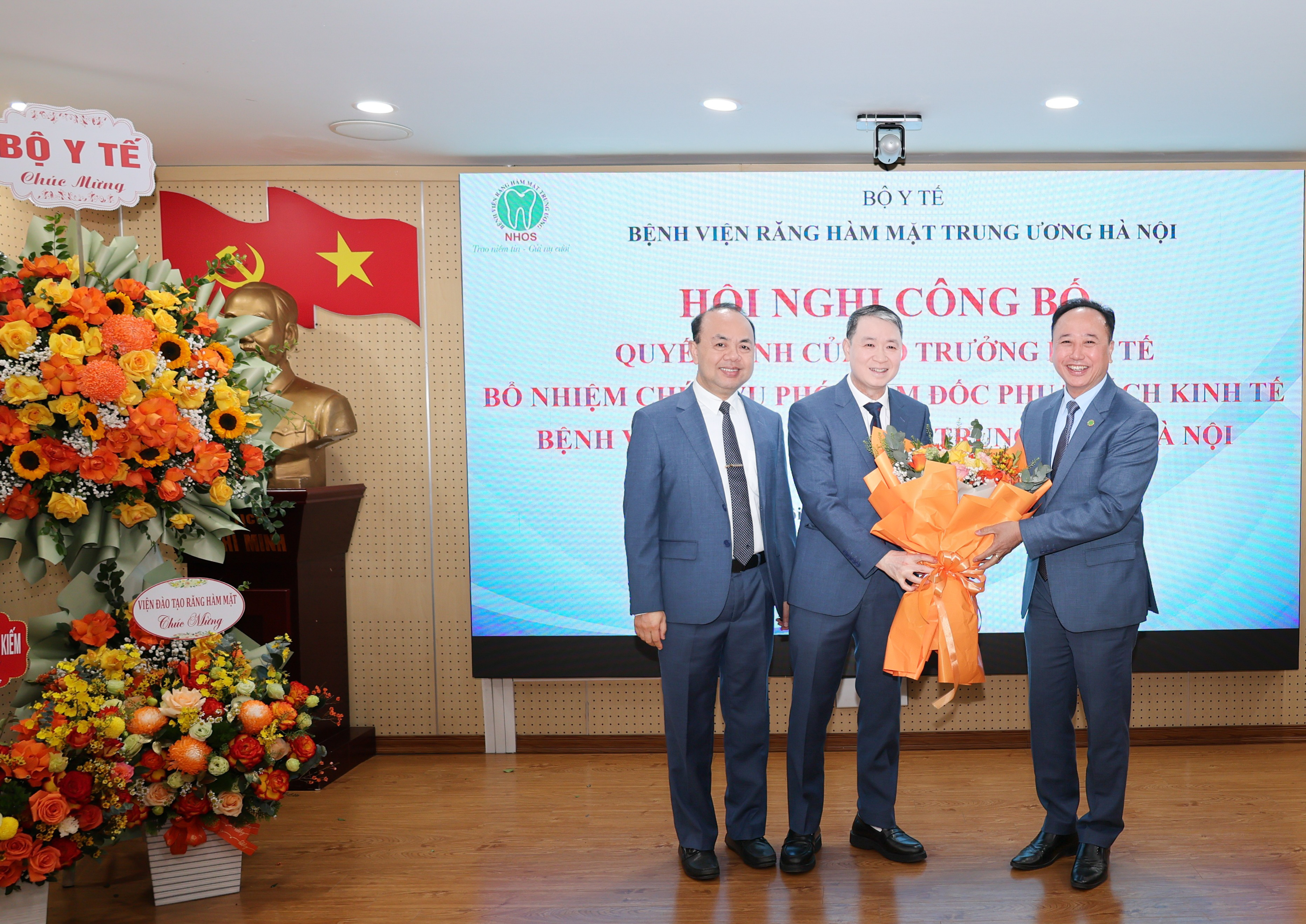 Lãnh đạo bệnh viện tặng hoa chúc mừng PGS.TS Lê Ngọc Tuyến